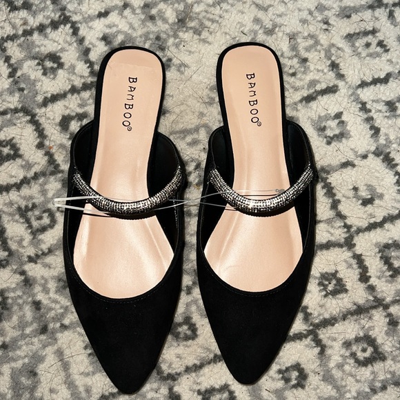 7.5 Bamboo Pointed Slip On with Bedazzled Strap. New without Tags - Picture 2 of 5